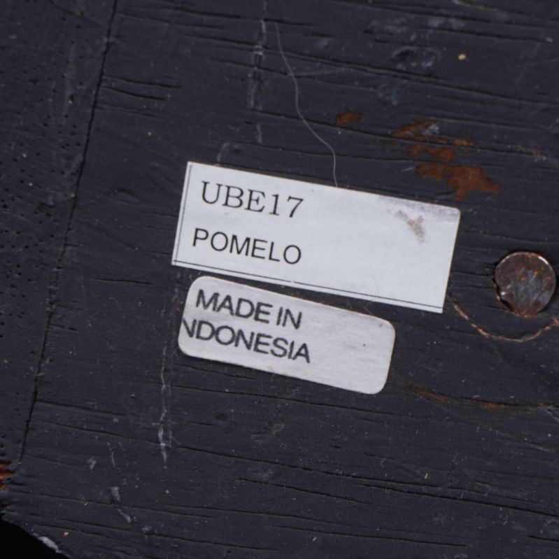 Närbild på etikett med texten POMELO och Made in Indonesia