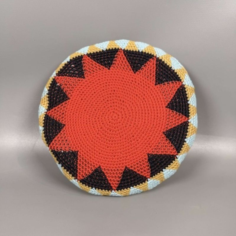 Sittdyna virkad med röd mitt och geometrisk kant