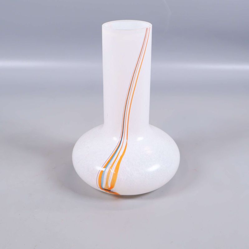 Vit glasvas med orange och blå ränder framtill