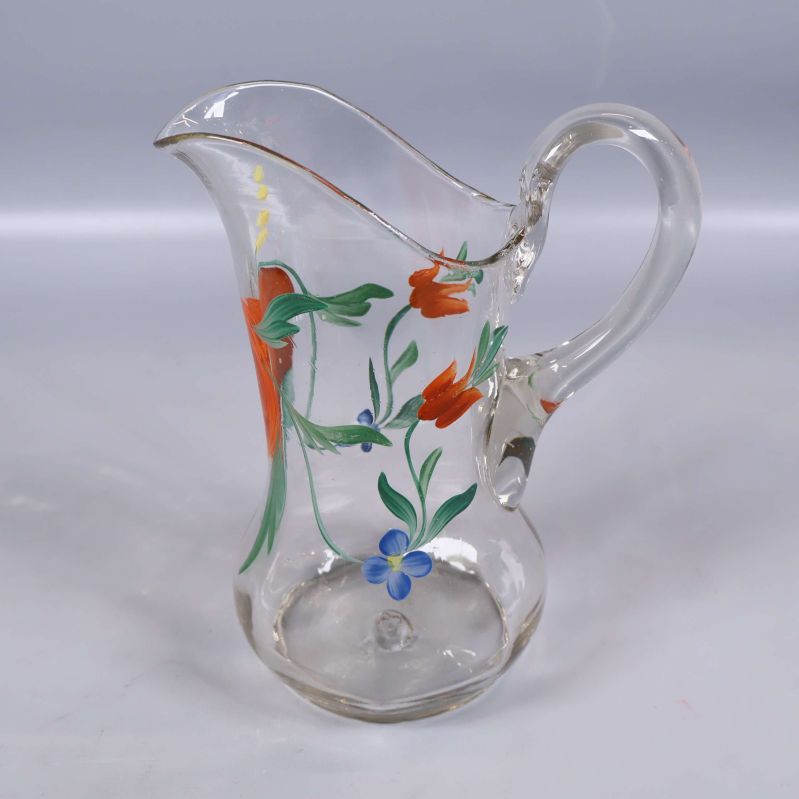 Klar glas tillbringare med färgglada målade blommor och handtag