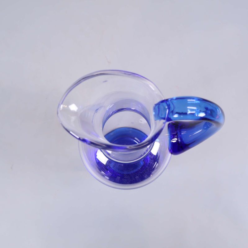 Karaff i glas ovanifrån visar blå färgdetaljer