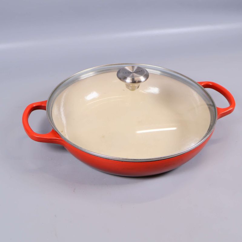 Röd sautépanna med lock i sned vinkel