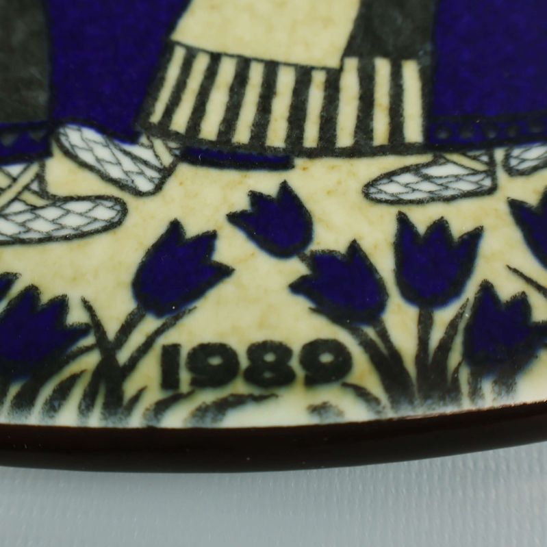 Närbild på årtal 1989 och blommotiv på tallrik