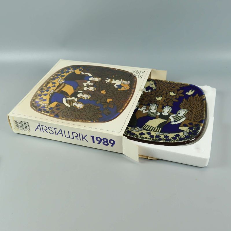 Tallrik i kartong med text Årstallrik 1989 på sidan