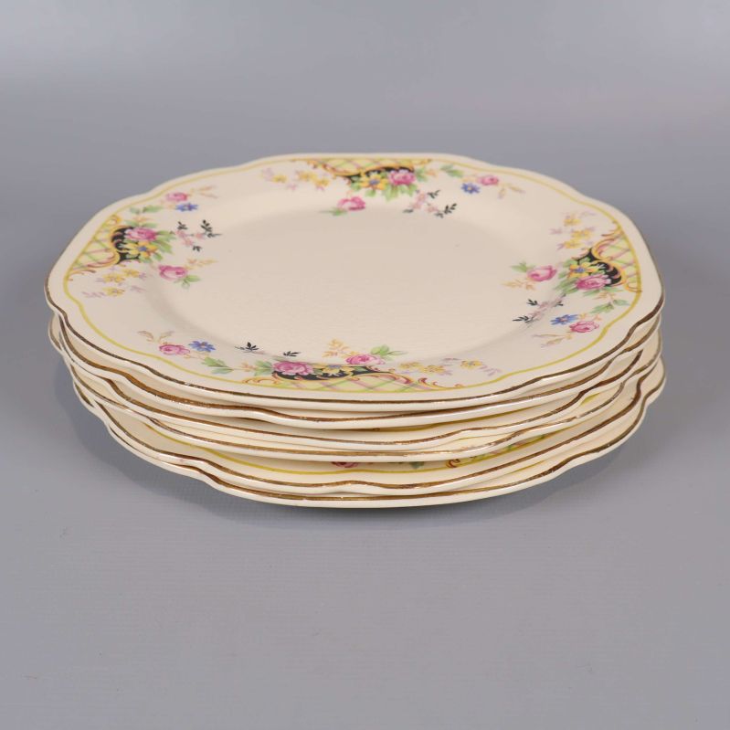 Närbild på staplade assietter med vågig kant