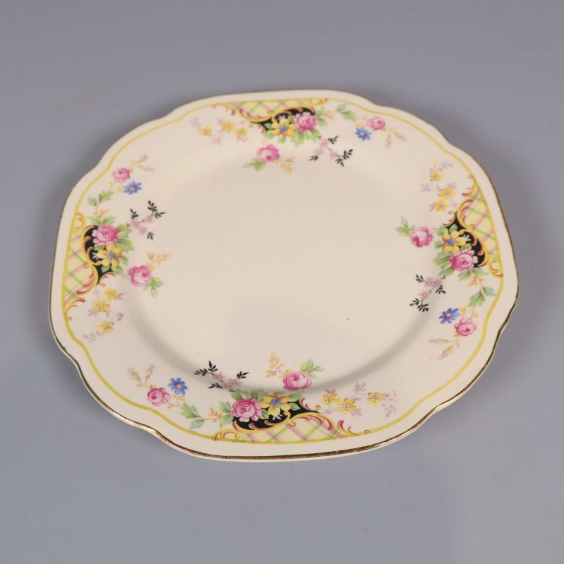 En assiett med blommönster och gulddetaljer