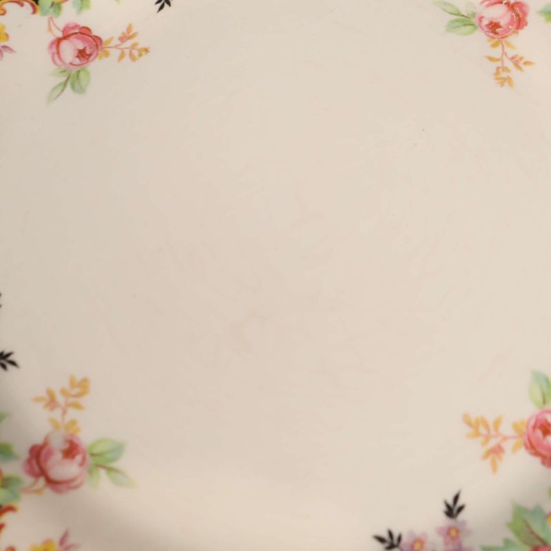 Närbild av klackeleringar på assiettens yta