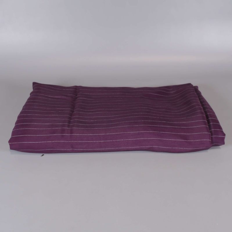 Hopvikt plommonlila tyg med vita ränder syns ovanifrån