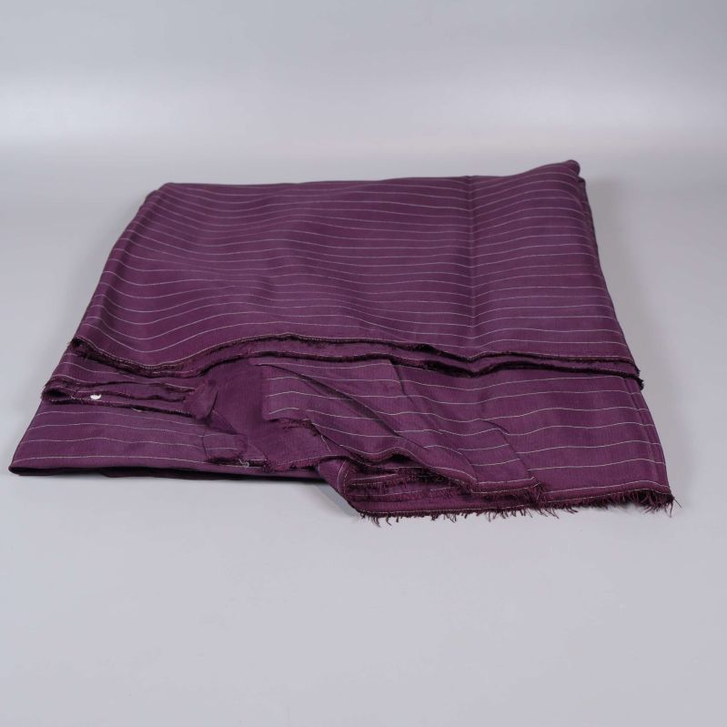 Vikta tygstycken i plommonlila liggande på varann