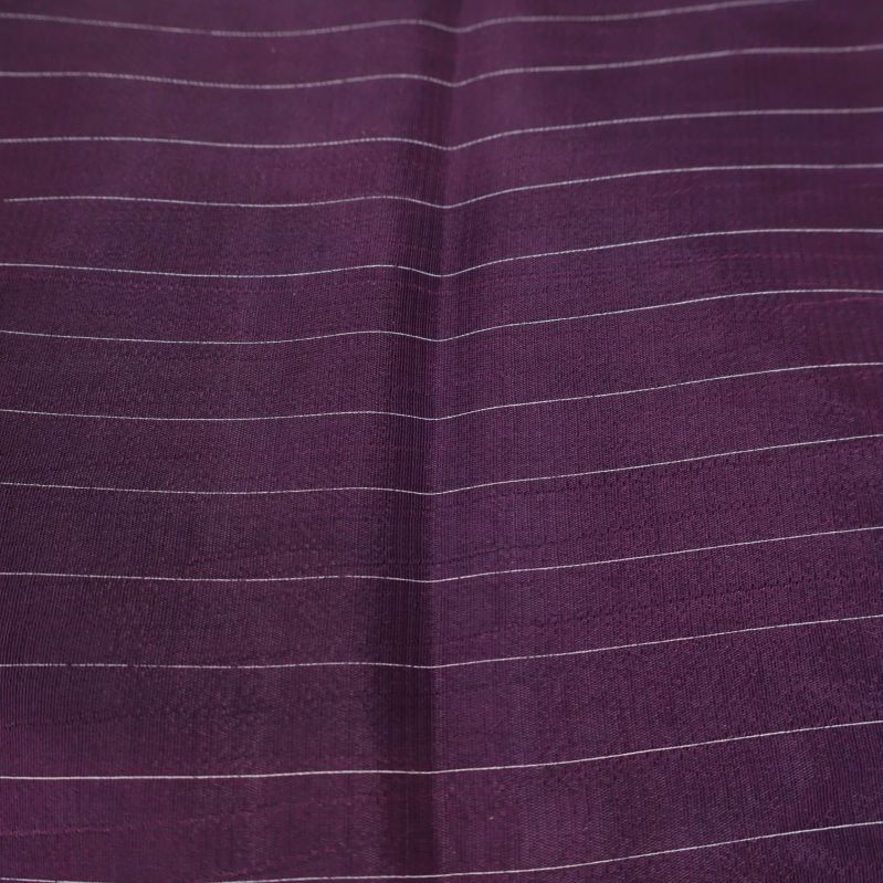 Närbild på plommonlila tyg med tunna vita ränder