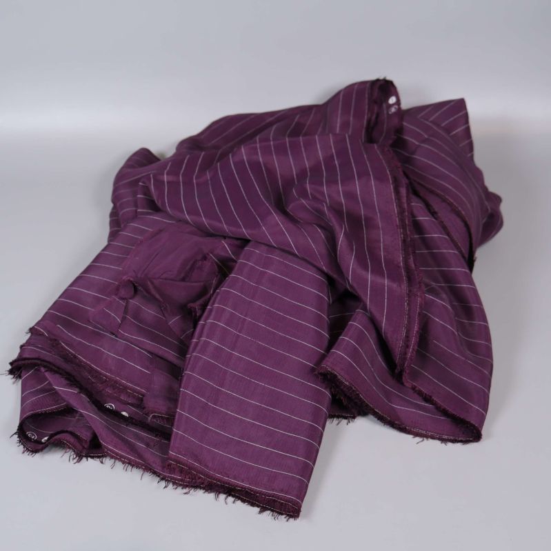 Plommonlila tygstycke löst ihopvikt med ränder