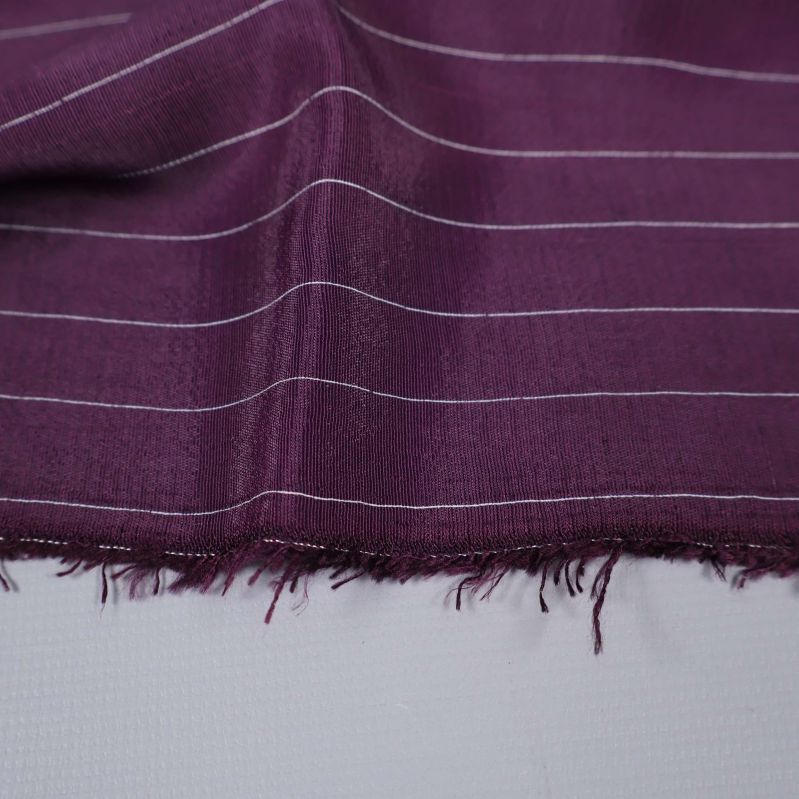 Närbild på tygkant med fransar och ränder