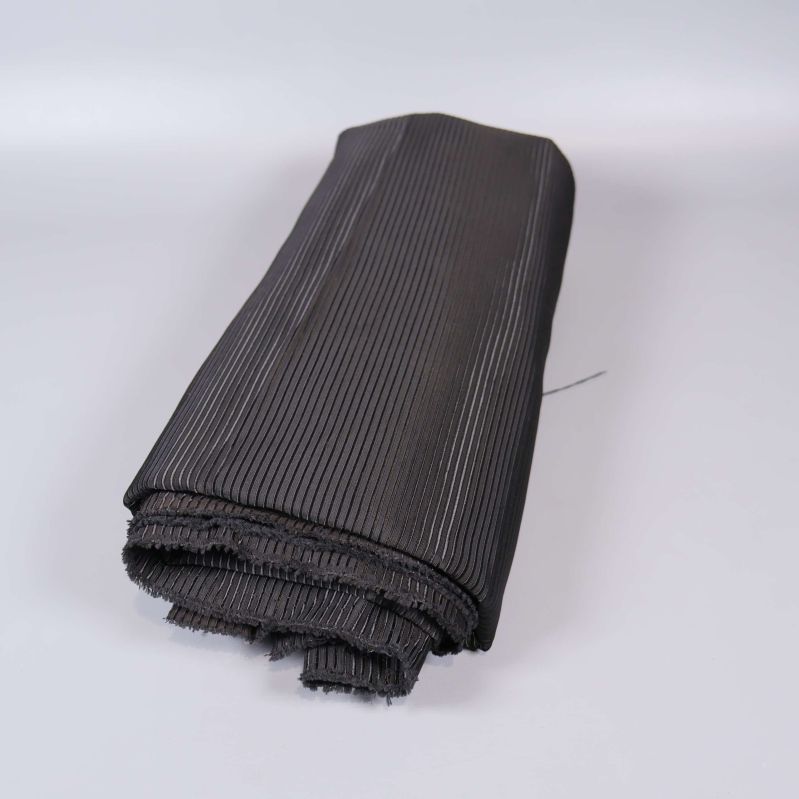 Ihopvikt svart tyg sett från sidan med ribbad struktur