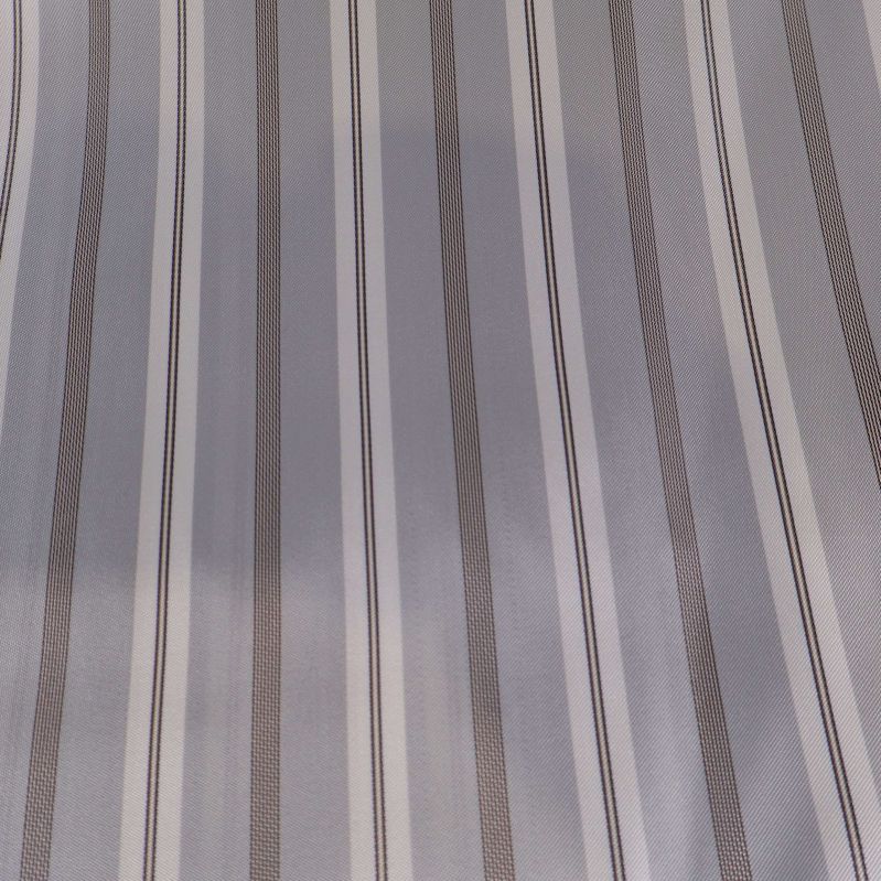 Närbild av det randiga satin de chine tygets mönster