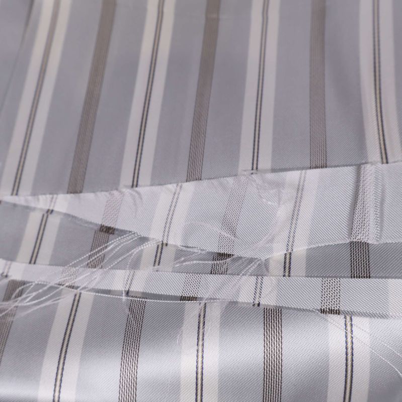 Kant och trådar på randigt satin de chine tyg