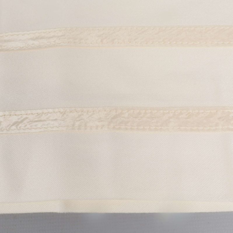 Närbild på gardinkappans dekorativa ränder