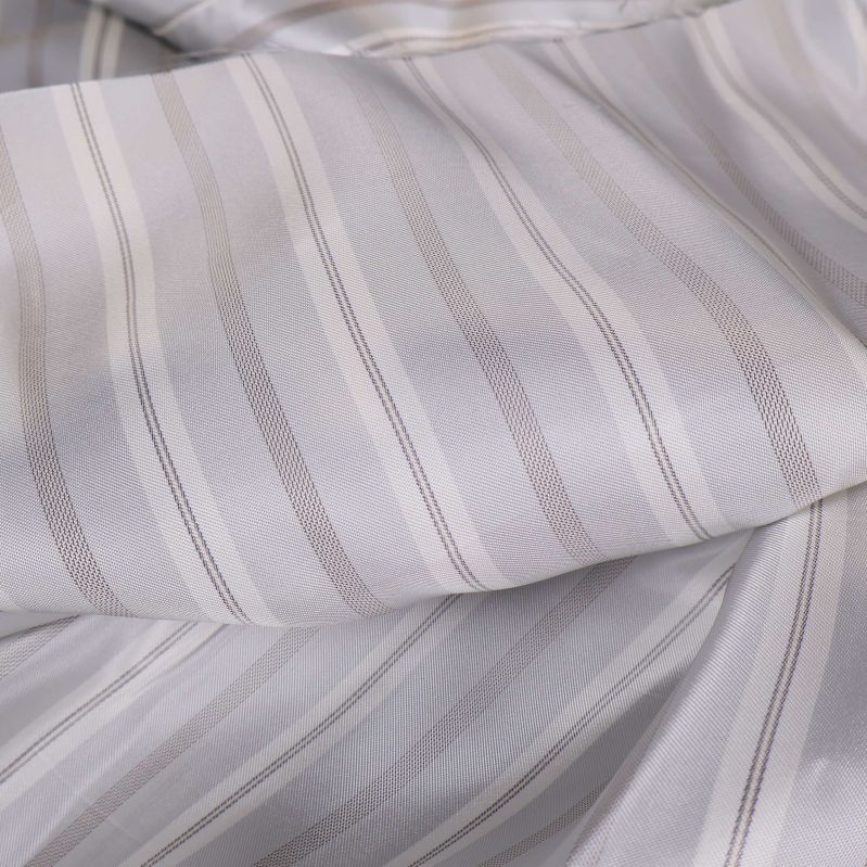 Randigt satin de chine tyg draperat och mjukt fallande