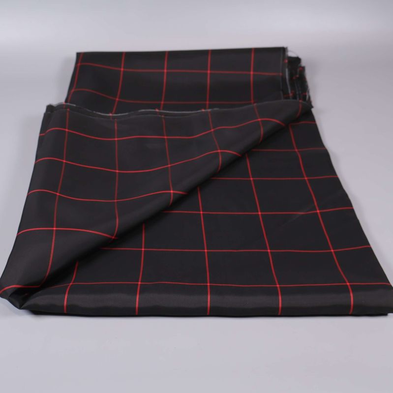 Uppvikt svart tyg med röda rutor