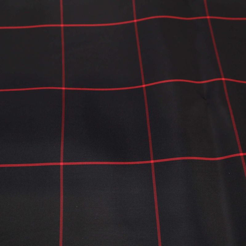 Närbild av svart tyg med rött rutmönster