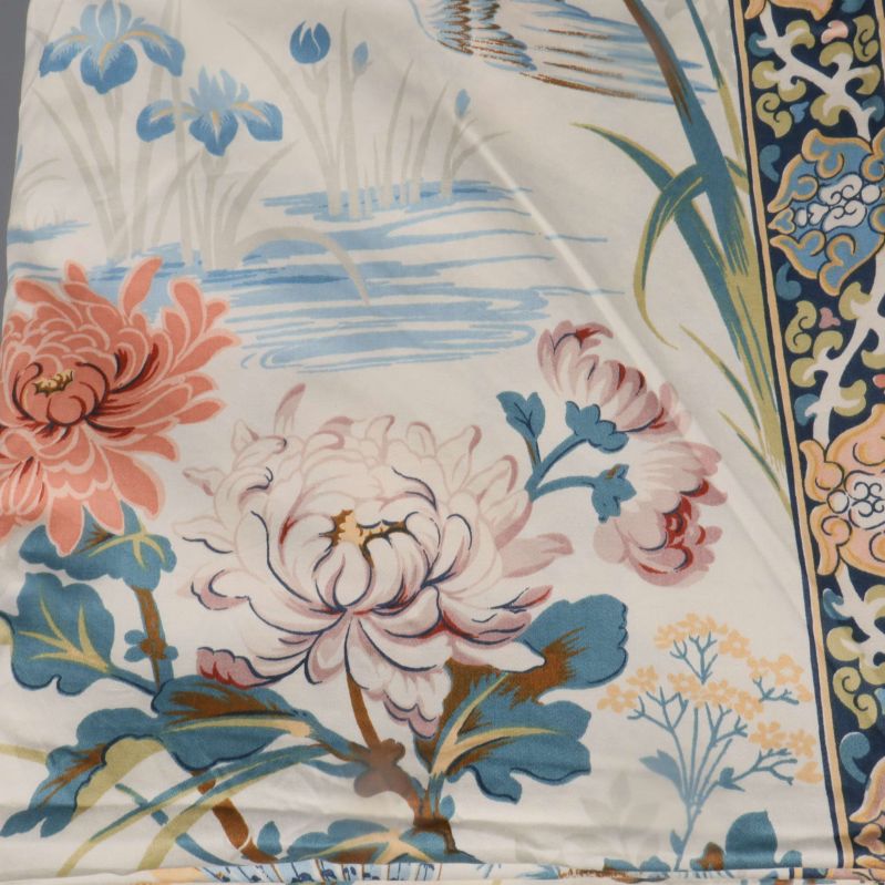 Närbild på blommotiv vid gardinkant