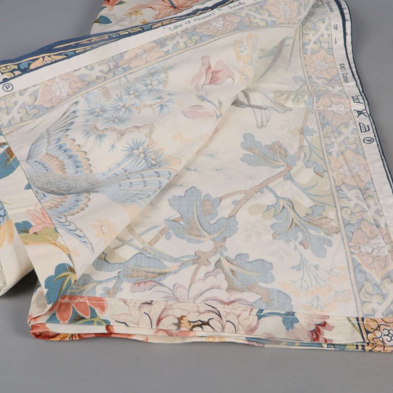 Vikta gardiner med baksidan synlig