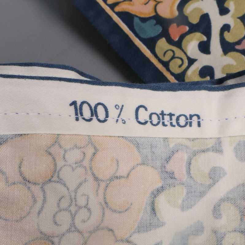 Texten 100% Cotton på gardinkant