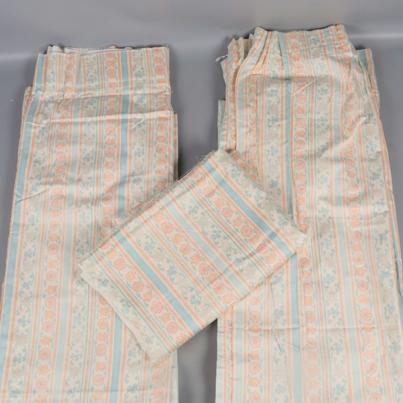 Flera bitar av blommiga gardintyger lagda på rad