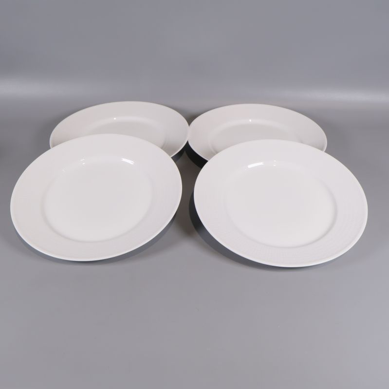 Fyra vita tallrikar utlagda uppifrån