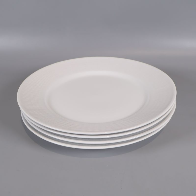 Vita tallrikar staplade i en hög