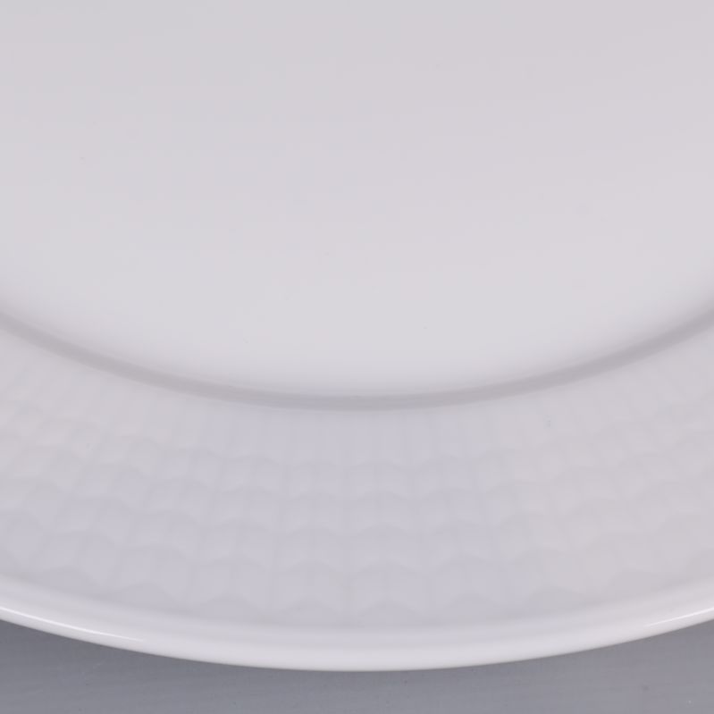 Närbild på tallrikens strukturerade kant