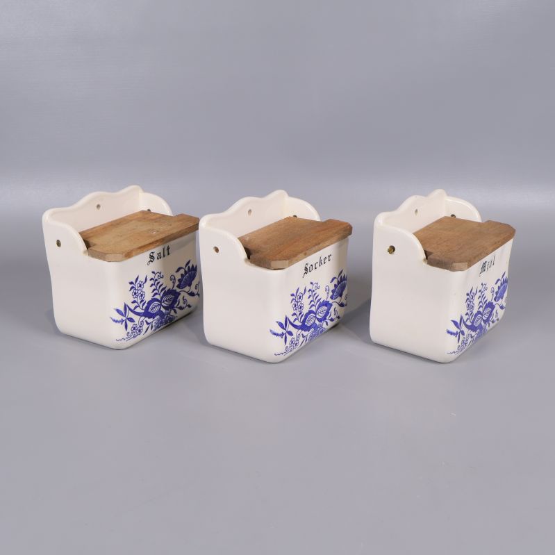 Kryddburkar från sidan med trälock synliga