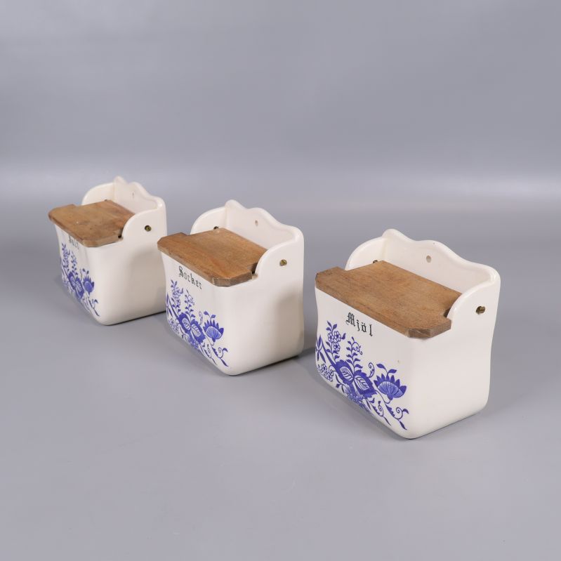 Tre kryddburkar uppifrån med öppna trälock