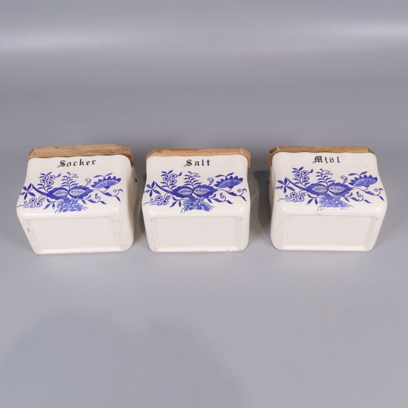 Närbild av stämpel med texten Japan under burk