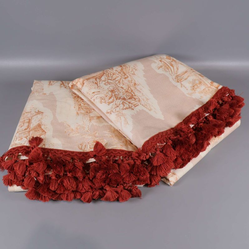 Gardinlängder hopvikta med mörka tofsar synliga