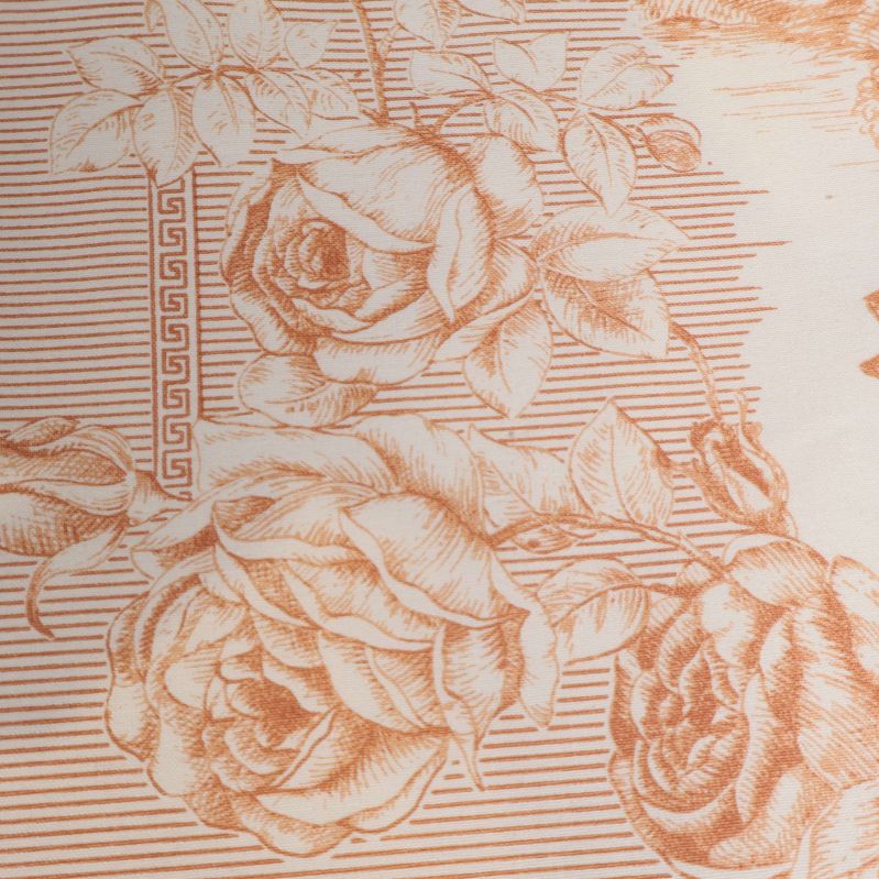 Närbild på blommönster i gardintyget