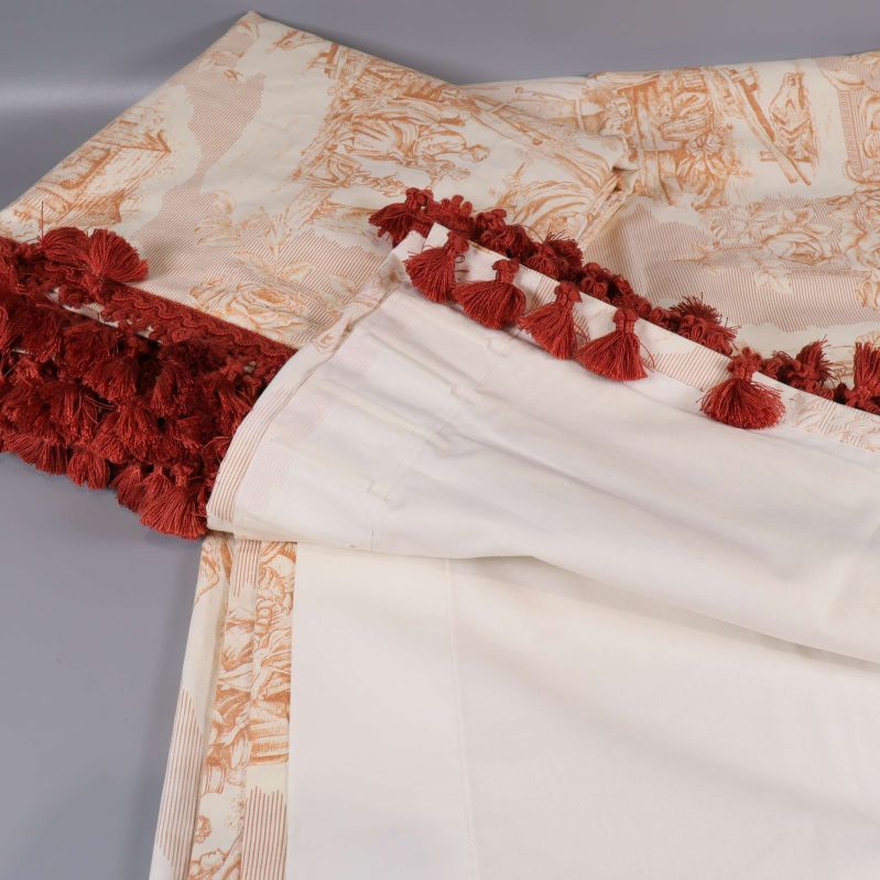 Gardiner delvis utvikt för att visa fram- och baksida samt tofsdekor