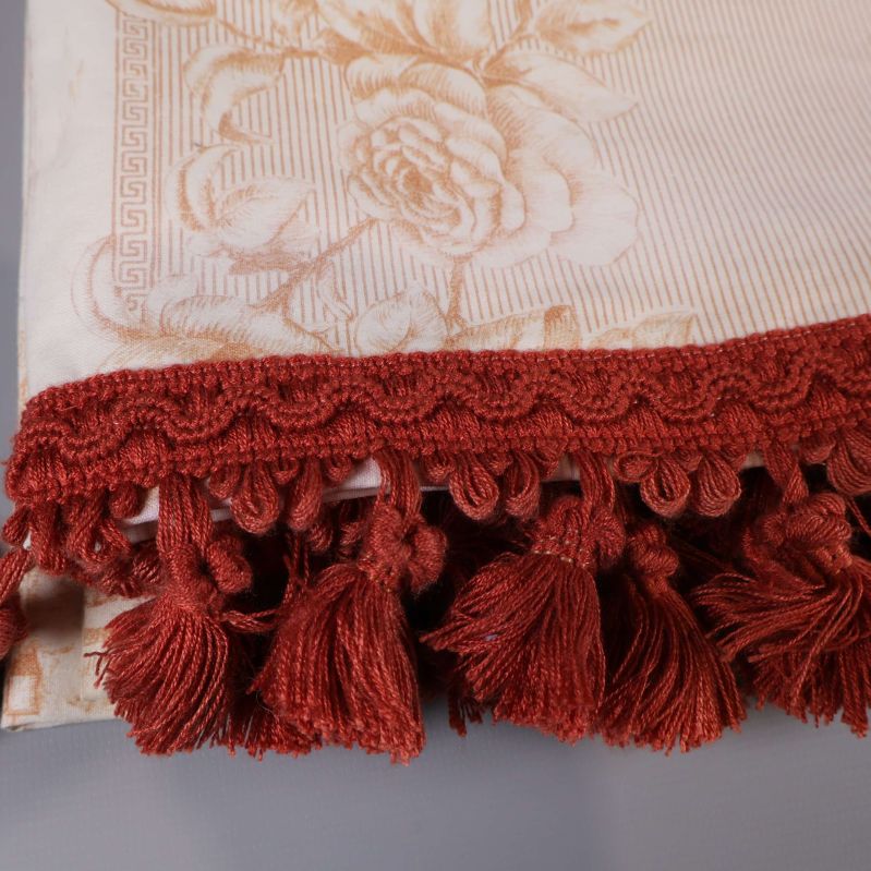 Närbild på röda tofsar längs gardinens kant