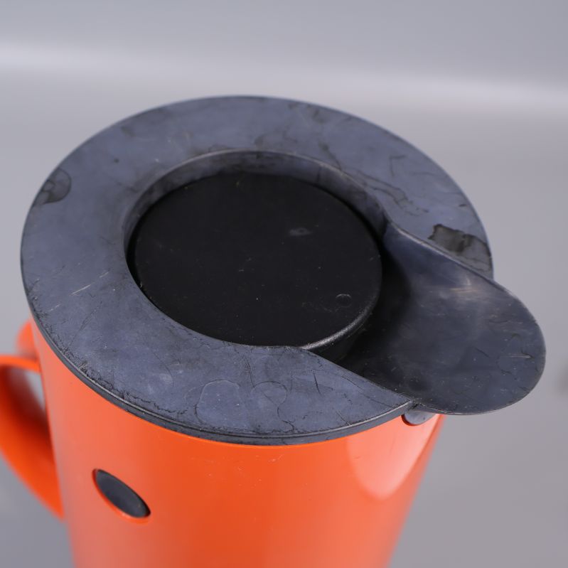 Närbild på termosens svarta lock upptill