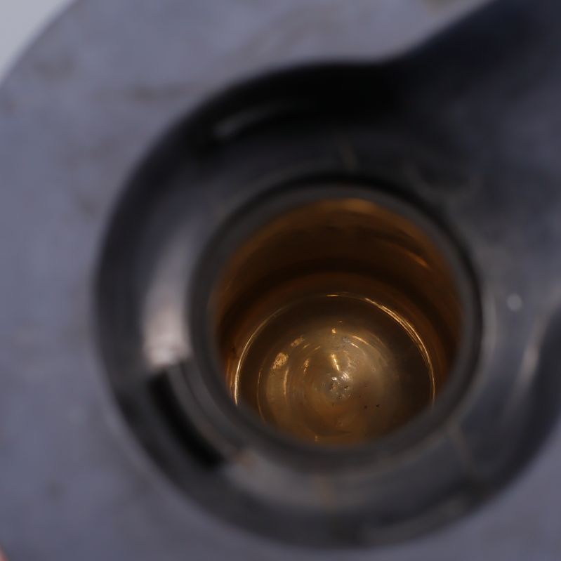 Insidan av termosen med synlig metall