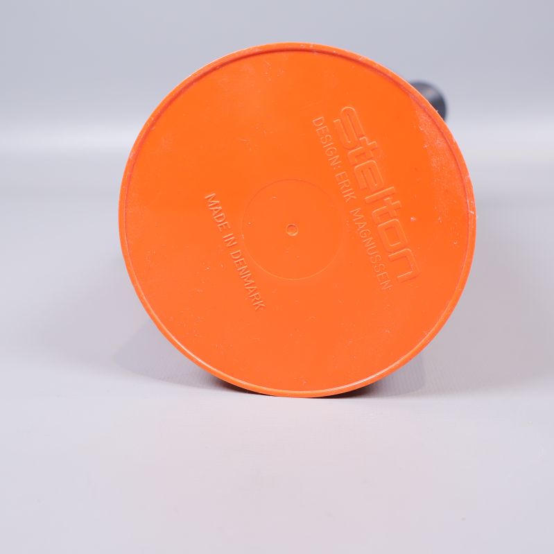 Termosens botten med texten Stelton och tillverkningsinformation