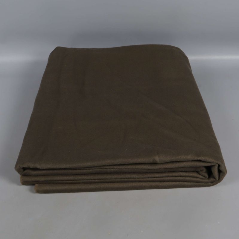 Sammanslaget grå grönt filttyg på grå yta