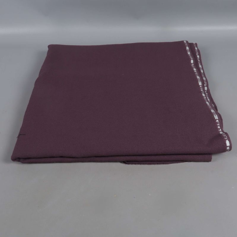 Hopvikt mörklila tyg på grå bakgrund