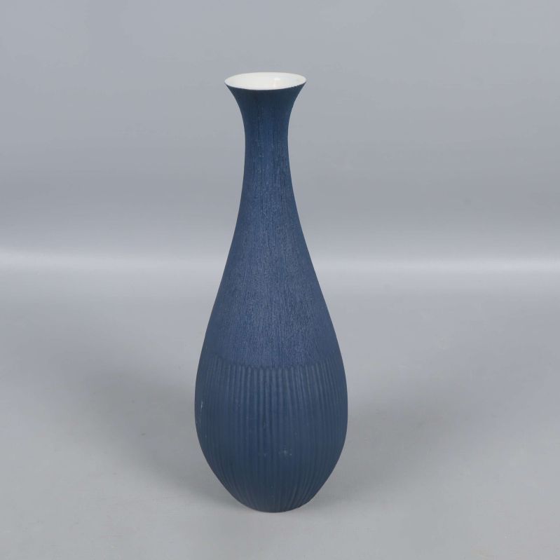 Slank vas med räfflad struktur i matt blå färg