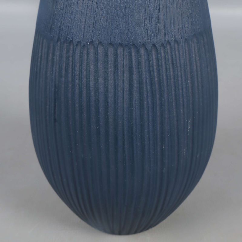 Närbild på vasens nedre halva och räfflade yta