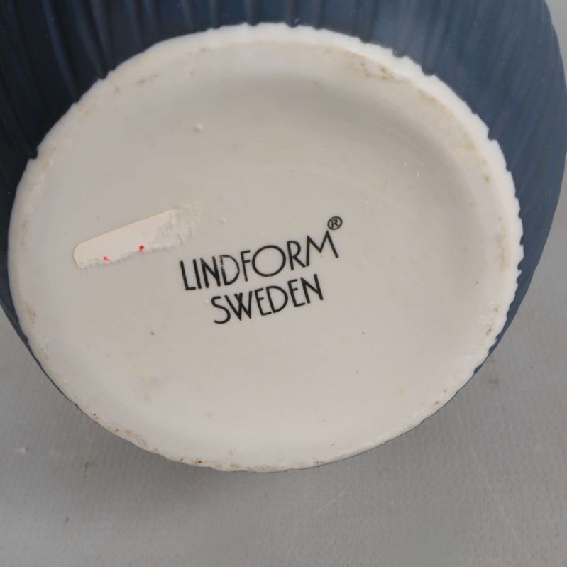 Stämpel undertill med text Lindform Sweden
