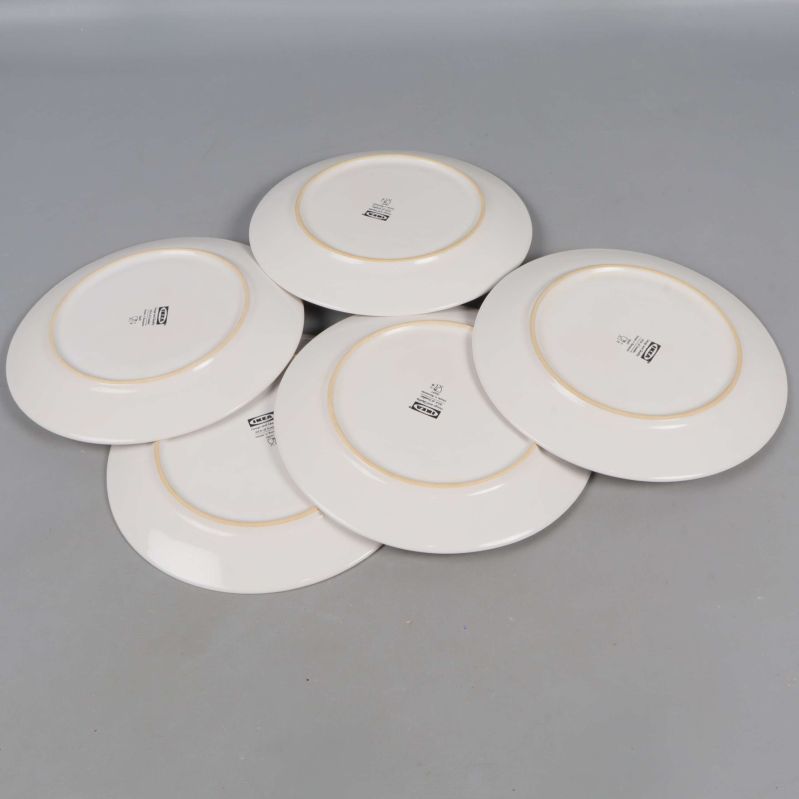 Baksidan av fem vita tallrikar med ikea-logga