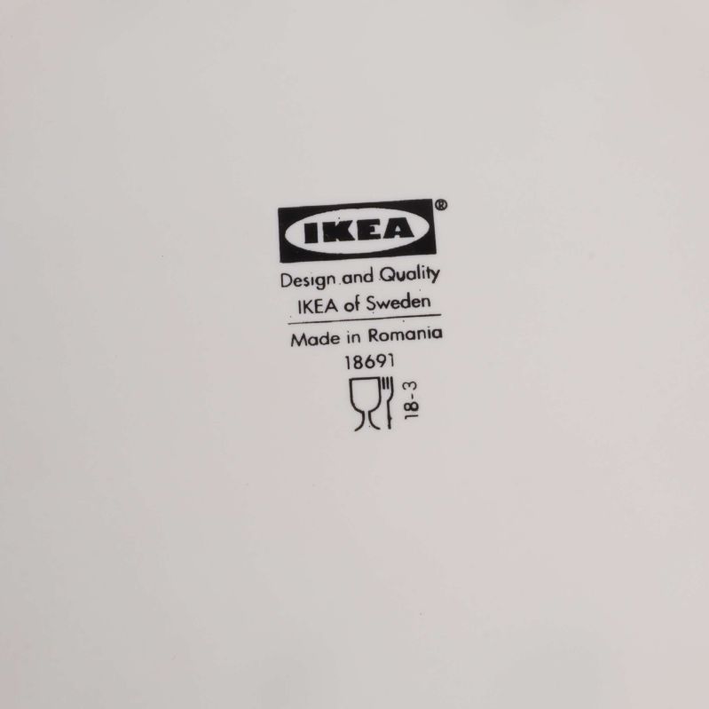 Närbild av ikea-logga och märkning på tallrikens undersida