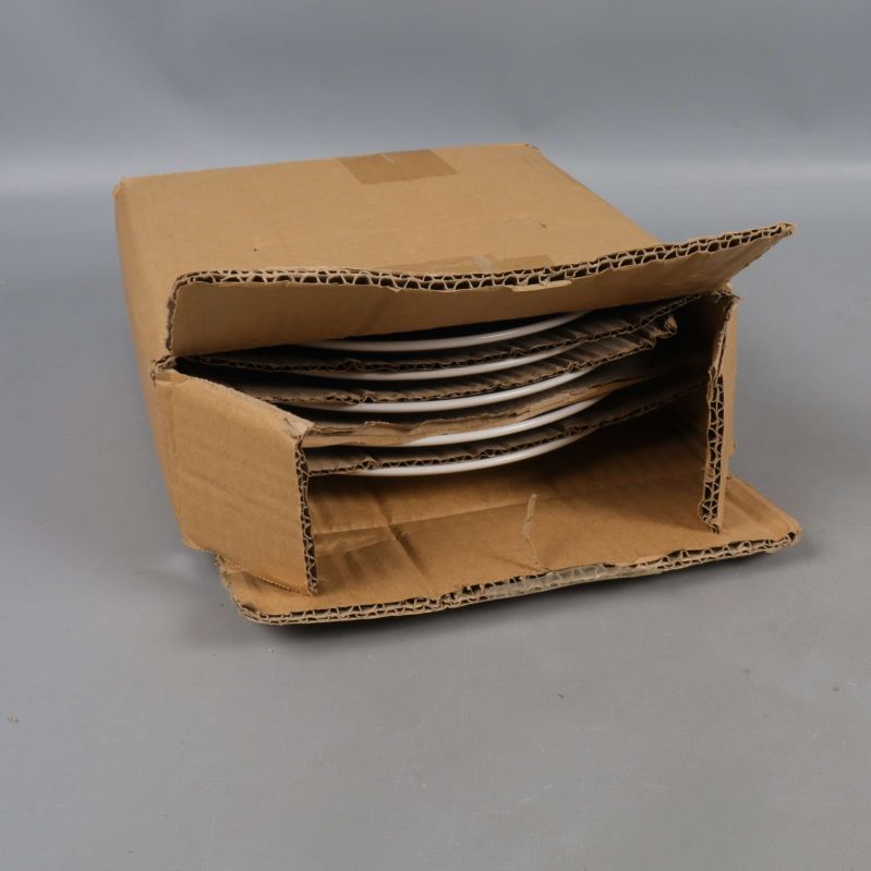 Tallrikarna packade i brun kartong