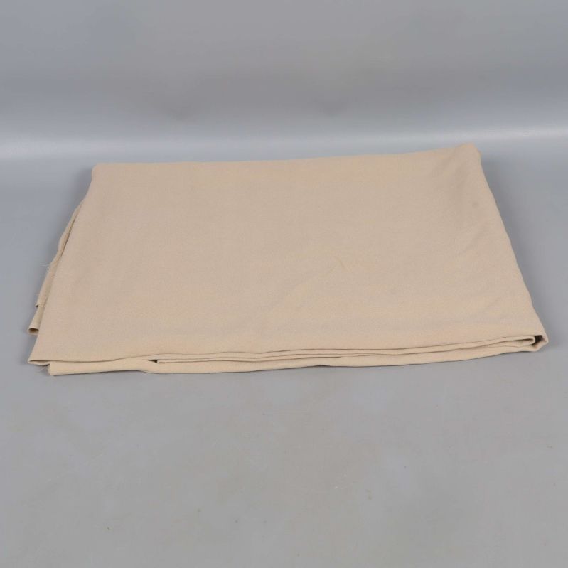 Beige tyg liggande vikt på grå bakgrund