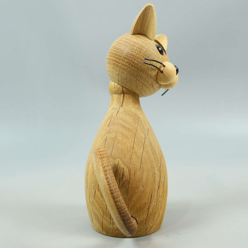 Träfiguren av katt sedd snett bakifrån